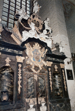 preview St. Marien, barocker Epitaph zwischen Stützpfeiler (Foto 1986)